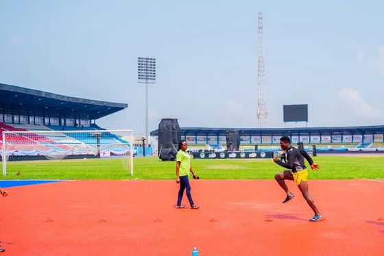 Bon prix Piste de course de 8 m de large et 6 mm d'épaisseur parfaite pour les installations sportives en ligne