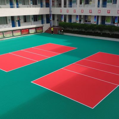 Bon prix Plancher de sport en PP rouge recommandé pour les installations sportives MOQ 500 pièces en ligne