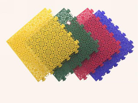 Bon prix Polypropylène copolymère à impact élevé PP carreaux de sol de sport pour les cours intérieures en plein air en ligne