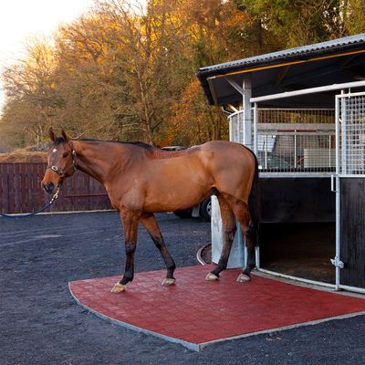 Bon prix Tapis en caoutchouc réutilisés de stalle de cheval, plancher en caoutchouc d'anti glissement avec l'épaisseur de 4. 5cm en ligne