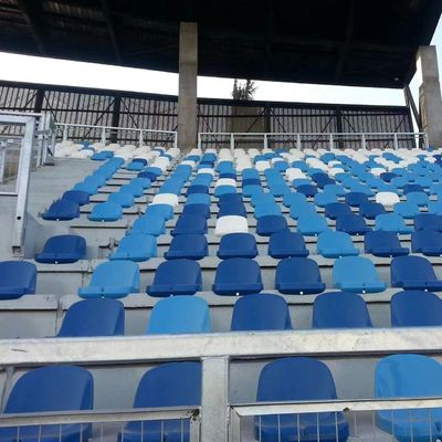 Bon prix Bottes de type PP Plastic Stade Assises de 45 X 48 X 33 cm Taille et 5 ans de garantie pour les tribunes de football en ligne