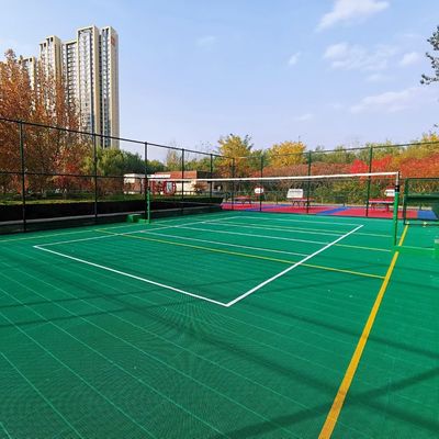Bon prix Pp en plastique extérieurs couvre de tuiles des sports parquetant non le glissement avec la ligne ODM d'OEM de service d'inscription en ligne