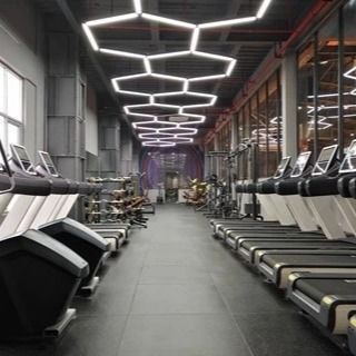 Bon prix ODM d'OEM noir rouge en caoutchouc de couleur de carrelages de pièce de forme physique de GYMNASE en ligne