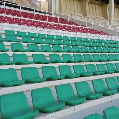 Bon prix Chaise de places assises de stade en plastique matériel de HDPE pour l'arène de terrain de jeu en ligne