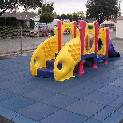 Tapis en caoutchouc d'anti preuve UV de choc, tuiles en caoutchouc extérieures avec la surface bleue rouge noire