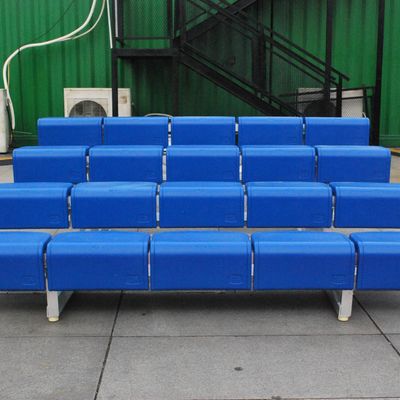 Bon prix Blanchisseur en aluminium extérieur de 4 rangées asseyant avec les sièges en plastique en ligne