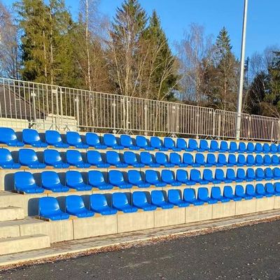 Le stade de football préside les sièges en plastique de stade de sièges de stade pour des grandins avec l'appui arrière