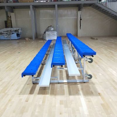 Bon prix Grandins extérieurs en aluminium en métal 3 rangées avec des sièges pour le champ de formation de terrain de jeu en ligne