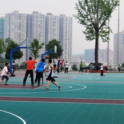 Bon prix Pp écologiques couvre de tuiles des sports parquetant avec le matériel résistant de polypropylène de temps en ligne