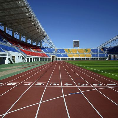 Bon prix Durabilité Pistes de course de sport Surface lisse 6Mm 400M Longueur Résistante au décoloration Couleur personnalisée en ligne