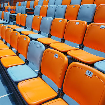 Bon prix 200-500 personnes Capacité Tribunaux de gymnase Plancher rétractable en option Largeur personnalisée en ligne