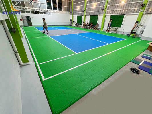 Bon prix Planchers de sport en PP résistant aux chocs en rouge/bleu/vert pour terrains intérieurs/extérieurs en ligne
