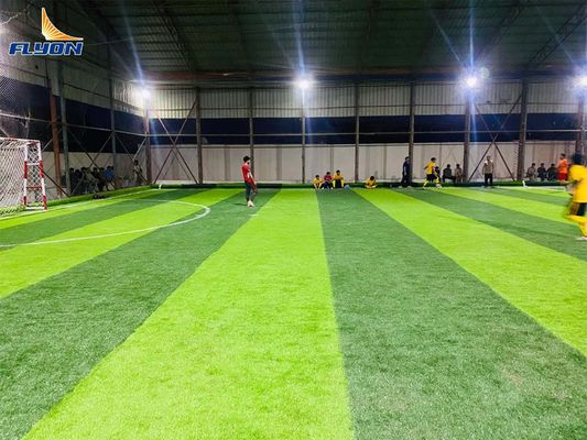 Bon prix × 4m de 25m par herbe artificielle du football de petit pain, herbe synthétique de terrain de football vert-foncé en ligne